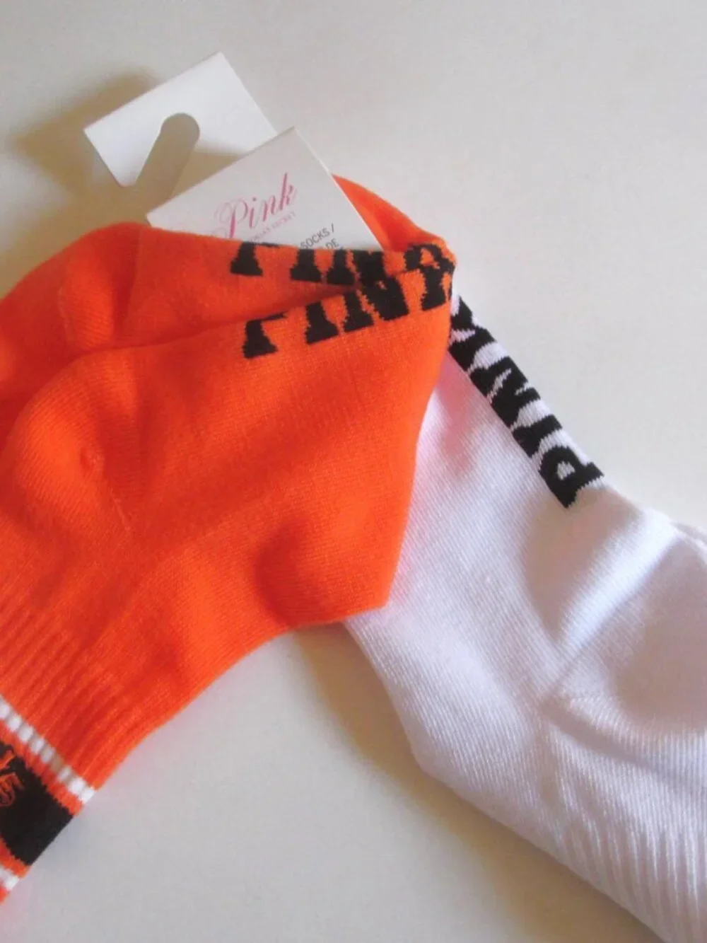 PINK Victoria’s Secret 2-Pack Quarter Socks Orange White Halloween One Size nwt
